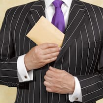 Berner Finanzprofi hat Kunden heimlich Geld abgeknöpft Mann steckt dickes Kuvert in die Anzugstasche - Ein Vermögensverwalter verheimlichte Provisionen jahrelang. Jetzt zwingt ihn das Bundesgericht zur Millionen-Rückzahlung an seine Kundschaft. Was Anlegerinnen und Anleger beachten sollten – die Beobachter-Tipps