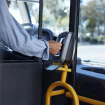 Jetzt spricht eine Kondukteurin Klartext Mann hält Ticket an den Automaten im Bus - Der Beobachter hat einen Aufruf zu «Sekundenbussen» im ÖV gestartet. Auch eine Kontrolleurin hat sich gemeldet – und sagt, warum sie meistens kein Auge zudrückt