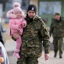 «Wie mit diesen Gefühlen umgehen?» Ein polnischer Grenzwächter trägt ein Mädchen, das mit ihrer Familie von der Ukraine geflüchtet ist.