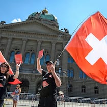 Wie viel Macht hat der Staat? Personen demonstrieren auf dem Bundesplatz in Bern waehrend einer Demonstration gegen Massnahmen des Bundes im Zusammenhang mit dem Coronavirus, am Samstag, 27. Juni 2020.