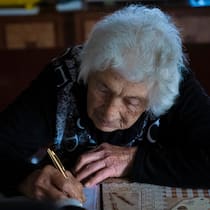 Verwandte und Fachleute ergaunern viel mehr als Schockanrufer Eine Seniorin unterzeichnet eine Vollmacht.