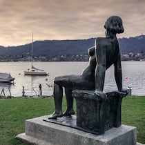 Zürich sagt Ja zu nackten Brüsten in Hallenbädern Eine entblösste Frauenstatue sitzt auf einem Podest und blickt auf den Zürichsee. Der Zürcher Stadtrat legte jüngst fest, dass Frauen in Zürcher Hallenbädern oben ohne baden dürfen. Was heisst das aus juristischer Sicht?