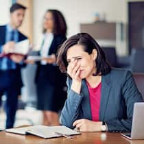 Vom Chef beschuldigt und überwacht Mitarbeiterin unter Druck