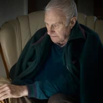 Politik lässt arme Rentner warten Ein alter Mann sitzt in seiner Wohnung und friert