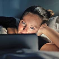 Sind iPad und Handy doch keine Schlafkiller? Jugendliche schaut auf Bildschirm