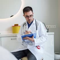 Ärzteverband zofft sich mit BAG über Daten zu Papierkrieg Arzt macht sich Notizen - Das Bundesamt für Gesundheit will untersuchen, wie viel Zeit die Ärzte für Papierarbeit aufwenden. Doch der Ärzteverband FMH sträubte sich dagegen. Gesundheitsexperte Heinz Locher sieht politische Motive für den Widerstand