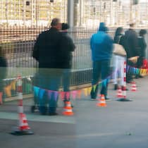 Im Schatten der Glitzerfassaden Anstehen für Essen in Zürich