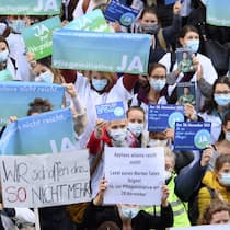 Darum geht es bei der Pflegeinitiative Protestierende setzen sich im Oktober 2021 am Walk of Care in Bern für die Pflegeinitiative ein