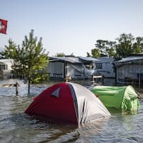 Muss ich für den gebuchten Zeltplatz bezahlen? Campingplatz bei Yverdon-les-Bains unter Wasser