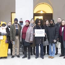 Kritik am Bundesstrafgericht Opfer und Angehörige demonstrieren vor dem Bundesstrafgericht in Bellinzona, Schweiz, vor dem Beginn des Prozesses gegen Gambias ehemaligen Innenminister Ousman Sonko