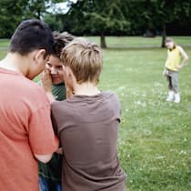 Die Coolen und die anderen Schüler tuscheln miteinander