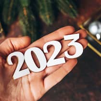 Das ändert sich 2023 Die Jahreszahl 2023 liegt auf einer offenen Handfläche. Auch im Jahr 2023 kommt es wieder zu gesetzlichen Neuerungen. Ein Überblick.