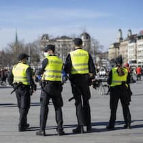 Kennen Sie Ihre Rechte gegenüber der Polizei? Vier mit einer gelben Weste bekleidete Polizistinnen und Polizisten beaufsichtigen den Sechseläutenplatz in Zürich. Was die Polizei darf und welche Rechte Bürgerinnen und Bürger haben, die von ihr kontrolliert werden, ist rechtlich festgelegt.