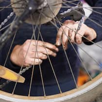 Service mangelhaft Mann repariert Velo