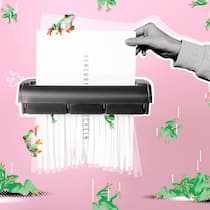 Hilfe, ein Verlustschein – so werden Sie ihn wieder los Papier mit der Aufschrift "Verlustschein" wird durch einen Aktenvernichter geschoben vor rosa Hintergrund. Verlustscheine stellt das Betreibungsamt aus, wenn jemand nicht zahlen kann.