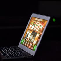 Tickende Zeitbombe? Mann spielt Computerspiel