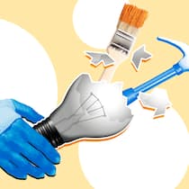 Streit um das Arztzeugnis – das gilt bei Krankschreibung Eine bandagierte Hand mit einer zerbrochenen Glühbirne, aus der ein Pinsel und ein Hammer ragen. Was gilt beim Arztzeugnis?