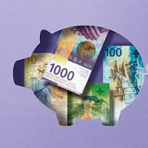 Mit diesen 100 Tipps senken Sie Ihre Ausgaben Collage mit Sparsäuli und Geld – Der Beobachter erklärt, warum sich unser Gehirn mit Sparen so schwertut. Und zeigt Ihnen, wie Sie weniger Geld ausgeben können