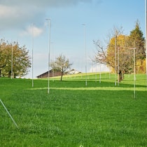 Bewilligung für Ausländer & Co. – das gilt Baugespanne auf einer grünen Wiese bei Forch im Kanton Zürich.