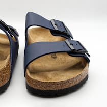 So sparen Sie beim Onlineshopping 2S8Y4D3 Pair of navy blue Birkenstock Arizona sandals with cork soles isolated on white background.Bild-ID: 2S8Y4D3