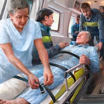 «Ich bin zutiefst empört» Illlustration: Ein Mann wird in eine Ambulanz gehoben - Ein 75-Jähriger wird nach einem schweren Skiunfall direkt vom Spital in eine psychiatrische Klinik eingeliefert. Gegen seinen Willen und ohne genaue Abklärung