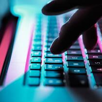 «Jede Lösegeldzahlung stützt das Geschäft der Erpresser» Person tippt auf Macbook-Tastatur