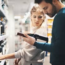 Der Trick mit dem Traubenmost Paar kauft Wein im Supermarkt