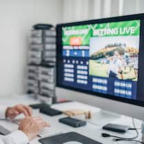 Das ist bei Sportwetten und Glücksspielen erlaubt Ein Büroangestellter platziert während der Arbeitszeit eine Live-Wette für ein Fussballspiel. Was ist in der Schweiz bei Sportwetten erlaubt? Und darf man private Tippspiel-Turniere durchführen, bei dem es um ein grosses Preisgeld geht? Das sagt das Schweizer Geldspielgesetz