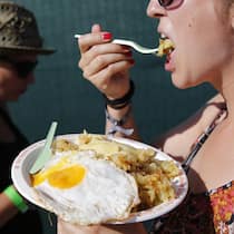 Wie typisch schweizerisch sind Sie? Frau isst Rösti mit Spiegelei aus Plastikteller - Die Beobachter-Umfrage zur Swissness hat die Charakteristiken ermittelt, die sich Schweizerinnen und Schweizer selbst zuschreiben. Ticken Sie gleich wie der statistische Durchschnitt