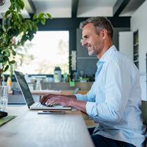 Wenn Homeoffice zum Alltag wird Mann arbeitet im Homeoffice.