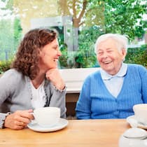 Wenn Kinder sich bei der Pflege übernehmen Tochter und Mutter Unterhaltung