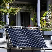 Mit Plug-and-play zum Stromproduzenten werden Eine kleine Solaranlage ist auf einem Balkongeländer montiert.