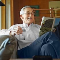 So bleibt das Haus im Alter tragbar Älterer Mann liest Zeitung