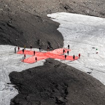 «Wenn Google klagt, sagt auch niemand: ‹Das ist Missbrauch!›» Protest der Klimaseniorinnen gegen Gletscherschmelze: Pflaster auf dem Tsanfleuronpass zwischen der Waadt und dem Wallis .