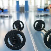 Nur Bargeld? Kein Zutritt! Blick in den Gruppentrainingsraum im Fitnessstudio Activ Fitness in Zürich Oerlikon