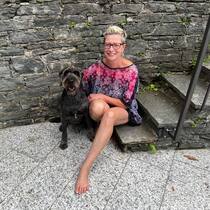 Dubioses Geschäft mit GPS-Trackern Ruth Rüedi sitzt mit ihrem Hund auf einer Treppe. Hund entlaufen? Die Firma WebScience verspricht ihren Kundinnen, dass sie ihr Tier dank Mini-GPS-Geräten jederzeit orten können. Das Problem: Die Geräte sind defekt – und die Nutzung strafbar.