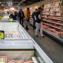 Angestellte dürfen ablaufende Lebensmittel nicht mitnehmen Grocery store, ZURICH, SWITZERLAND - CIRCA OCTOBER, 2018: interior shot of Coop grocery store in Zurichimago657635077