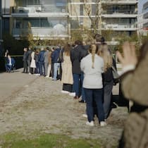 Bei der Wohnungssuche hinten anstellen – ausser Expats Eine Menschenschlange vor einem Wohnhaus - Die Zuger Kantonalbank hofiert Expats in einem Werbevideo. Nicht zur Freude aller Einheimischen