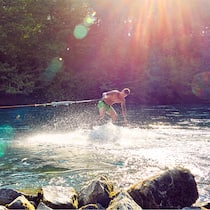 Wer braucht schon das Meer? Surfer auf der Aare.
