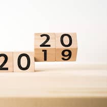 Was ändert sich 2020? Kleine Holzwürfel zeigen den Wechsel der Jahreszahl von 2019 auf 2020