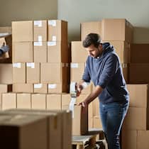 Kann ich eine beliebige Stelle ablehnen? Ein Helfer unterstützt einen anderen Lagerist beim Verpacken von Paketen.