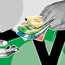 Bekomme ich Arbeitslosengeld? Eine ausgestreckte Hand hält diverse Schweizer Banknoten in der Hand und überreicht sie einer anderen Hand. Wer in der Schweiz arbeitslos wird, hat Anspruch auf Arbeitslosengeld. Doch was sind die Voraussetzungen dafür?