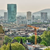 Soll man Fondsanteile jetzt verkaufen? Blick auf das Stadtbild von Zürich-West mit dem Prime Tower im Hintergrund.