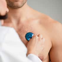 Was tun, wenn der Doktor mich zu oft aufbietet? Eine Ärztin untersucht mit einem Stethoskop das Herz eines Patienten