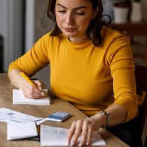 «Zahle mehr Prämien als Steuern»: Unsere Community schildert ihre finanzielle Not Eine Frau sitzt am Tisch und zahlt Rechnungen - 33 Prozent der Haushalte haben laut einer neuen Comparis-Studie Mühe, ihre Krankenkassenprämien zu bezahlen. In der Kommentarspalte des Beobachters berichten Leserinnen und Leser von sehr unterschiedlichen Erfahrungen