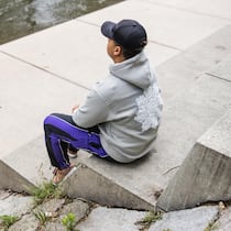 Als Jugendlicher in der Schuldenfalle – wie Basel das jetzt verhindern will Foto: Stefan Bohrer, 13.5.26, Basel: Anonymes Portrait zwecks Schulden.David Busch, Name geändert, ist bei einer Pflegefamilie aufgewachsen. Als er mit 18 Jahren in die sogenannte Selbständigkeit entlassen wurde, hatte er zwar eine Malerlehre im…
