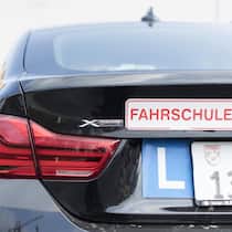 Erfolgsquoten-Regel gefährdet gute Fahrlehrer Autonummer mit einem L - Eine neue interne Vereinbarung zeigt: Strassenverkehrsämter verlangen von Fahrschulen, dass mindestens 50 Prozent ihrer Schüler die Autoprüfung bestehen. Gibt es Qualitätsprobleme
