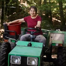 Burn-out auf dem Bauernhof Agnes Betschart bei der bei der Arbeit auf ihrem Hof. Wer in der Landwirtschaft arbeitet, erkrankt doppelt so oft am Erschöpfungssyndrom wie der Rest der Bevölkerung. Warum?