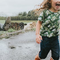 Darum sollten Eltern ihre Kinder einfach mal scheitern lassen Zwei Kinder planschen - Der Begriff «faule Erziehung» täuscht: Es geht um harte Arbeit an der eigenen Zurückhaltung. Wer Kindern alles abnimmt, erzieht lebensunfähige Erwachsene