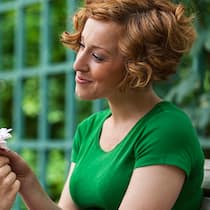 Kleine Aufmerksamkeiten erhalten die Liebe Ein Mann schenkt einer Frau eine kleine Blume.